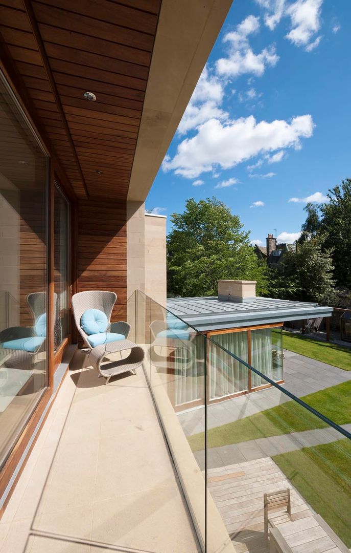 New villa in West Edinburgh - Balcony ZONE Architects モダンな 家