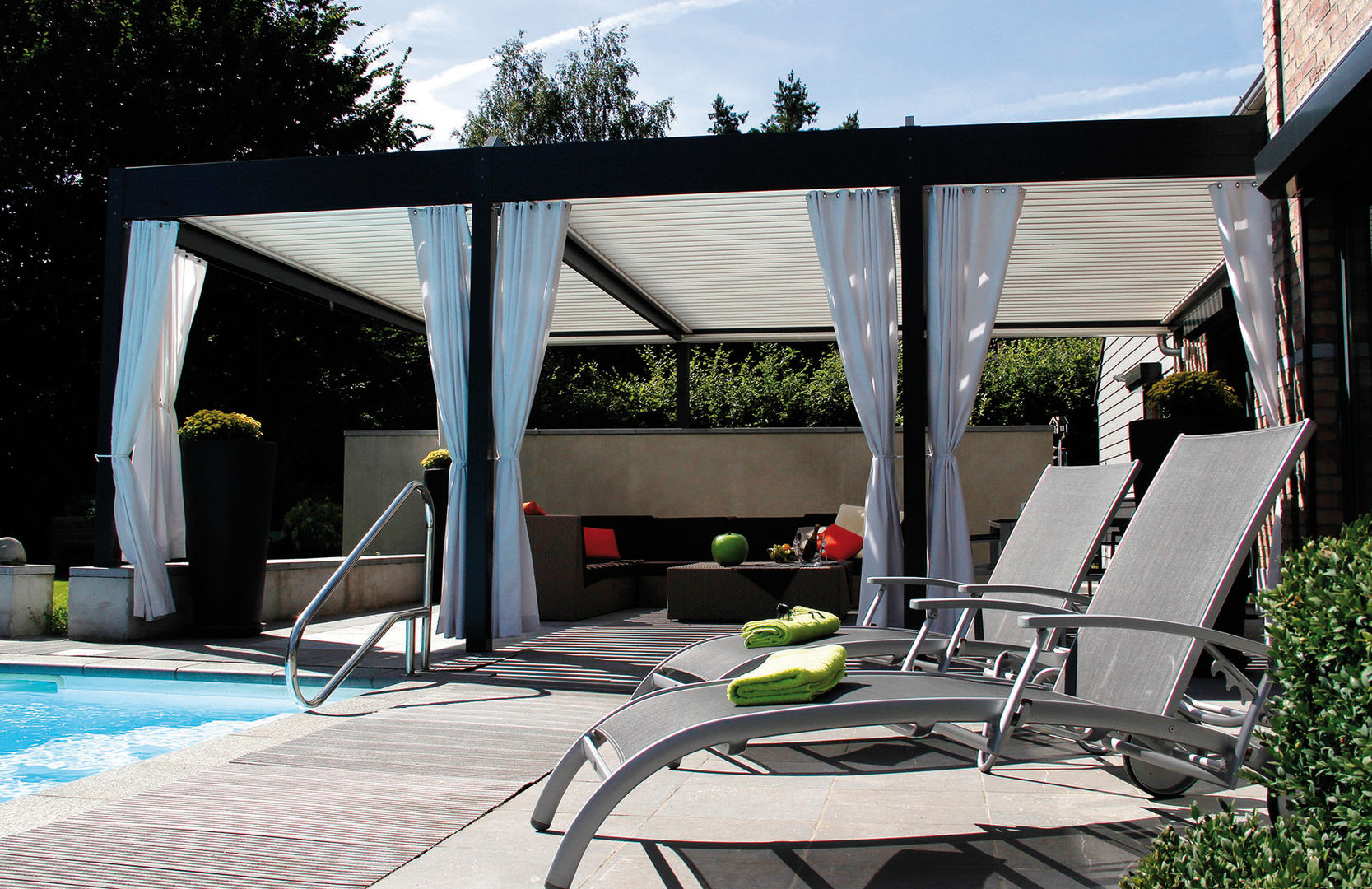 The BIOCLIMATIC Pergola by SOLISYSTEME, SOLISYSTEME SOLISYSTEME Lean-to roof