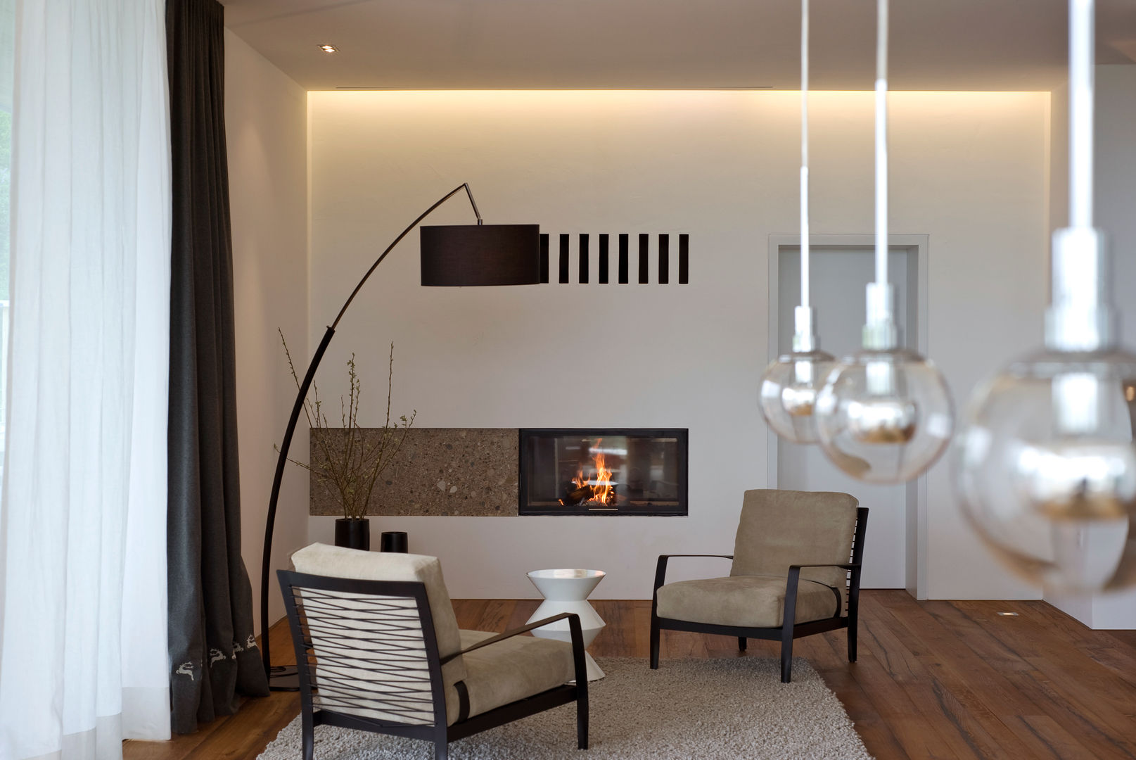 Weitblick, Bau-Fritz GmbH & Co. KG Bau-Fritz GmbH & Co. KG Salones de estilo ecléctico Chimeneas y accesorios