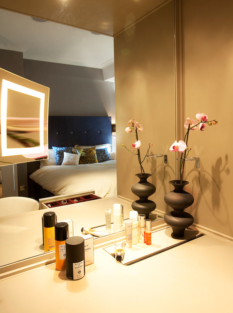 Elegant make up corner in master bedroom Matteo Bianchi Studio オリジナルスタイルの 寝室