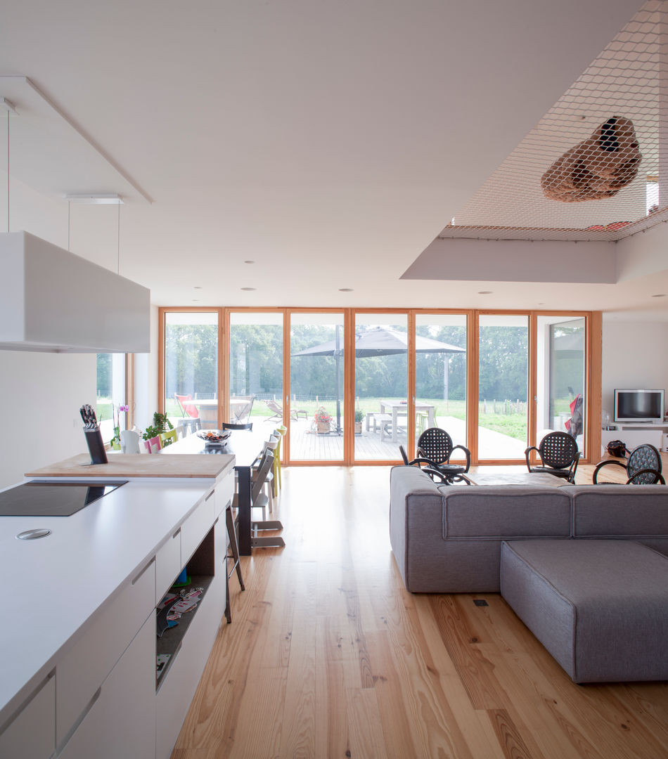 MAISON PASSIVE - ARCANGUES - PAYS BASQUE, POLY RYTHMIC ARCHITECTURE POLY RYTHMIC ARCHITECTURE Modern kitchen