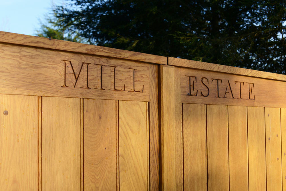Bespoke Timber Gate Swan Gates Jardines de estilo rural Muros y vallas