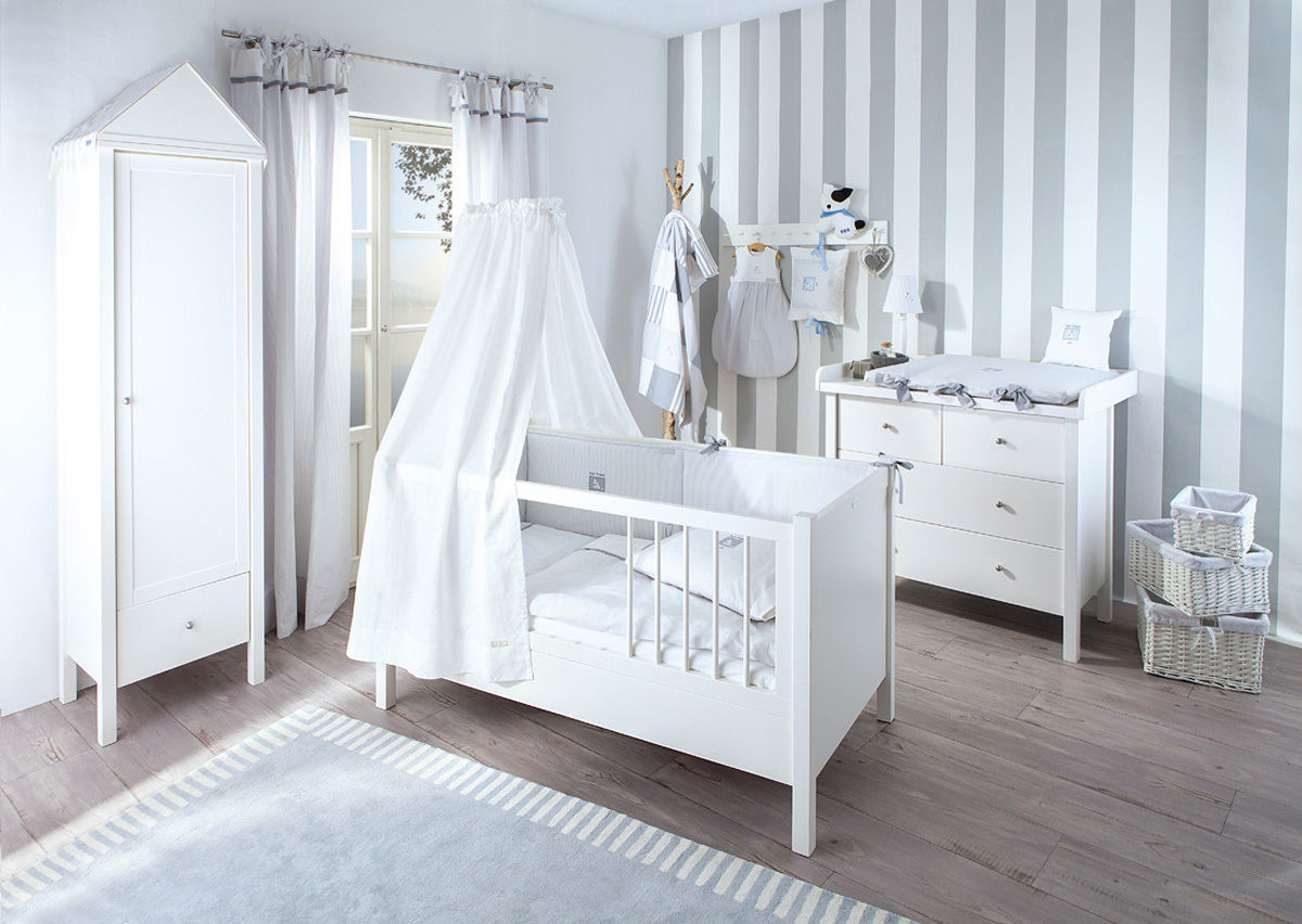 homify Classic style nursery/kids room