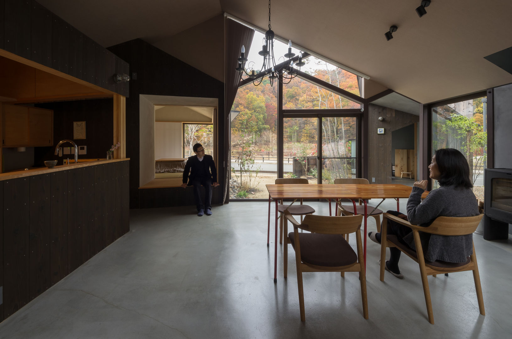 ■ 箕面森町の家, 間工作舎 間工作舎 Modern dining room