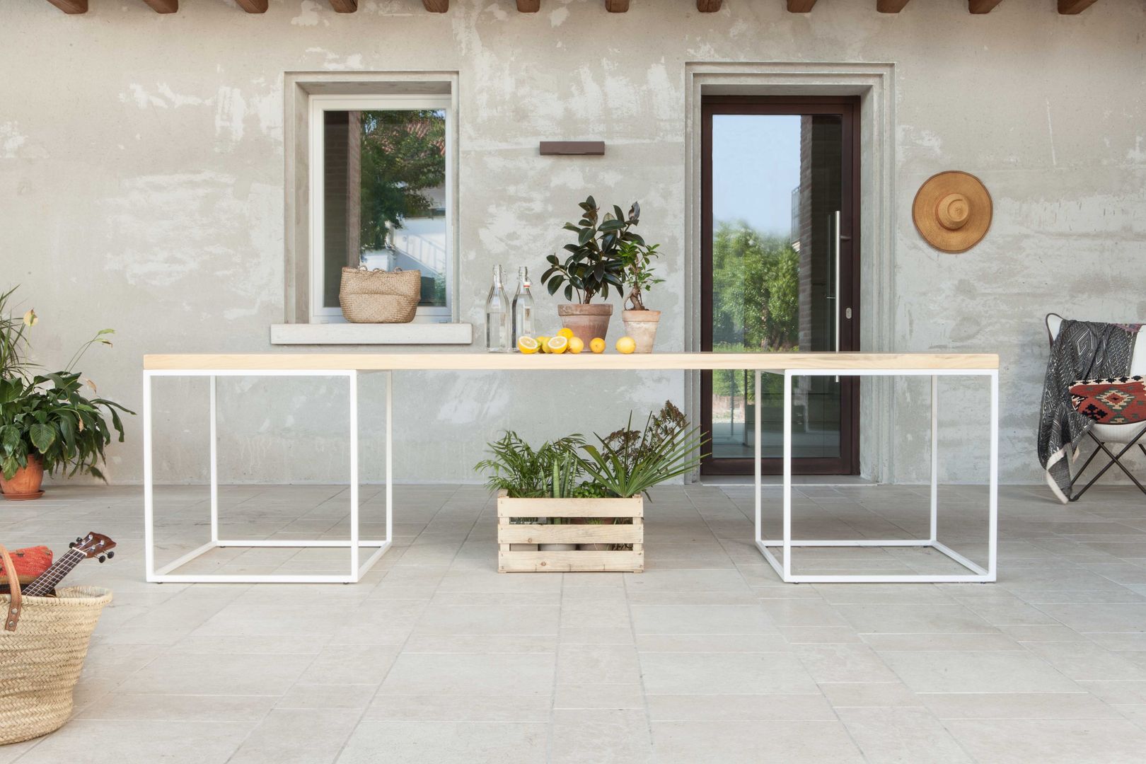 esternal table Didonè Comacchio Architects 모던스타일 주택