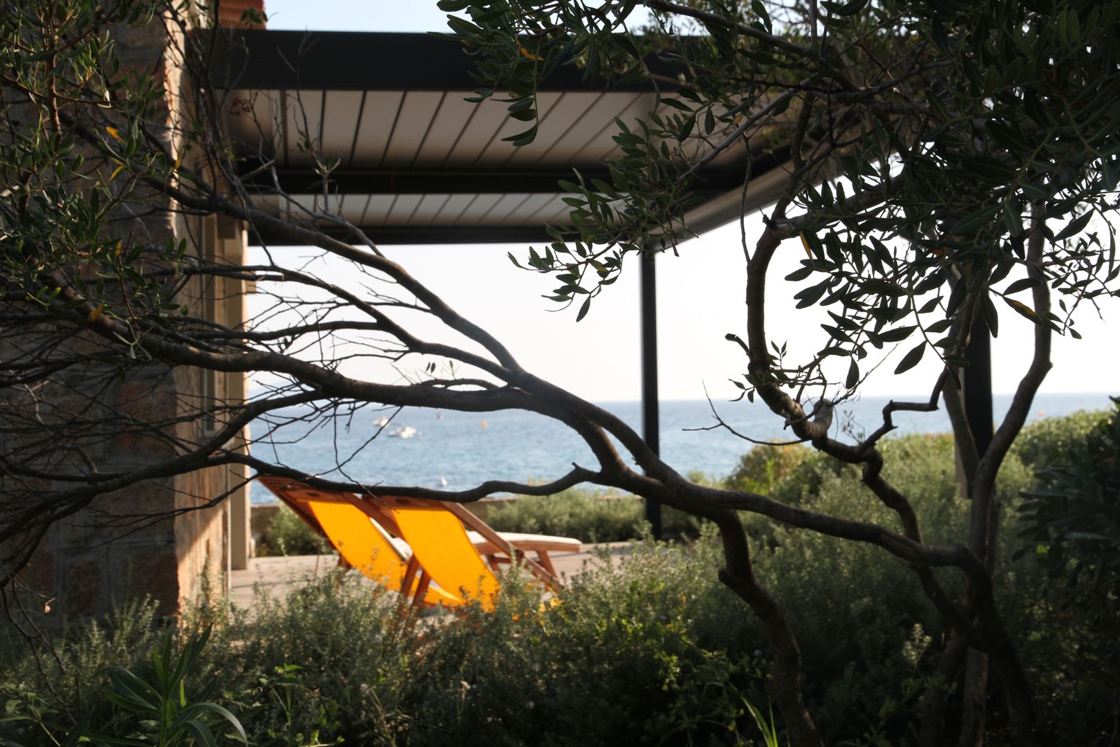 Villa pied dans l'eau, Véronique Desmit Véronique Desmit Balcon, Veranda & Terrasse modernes