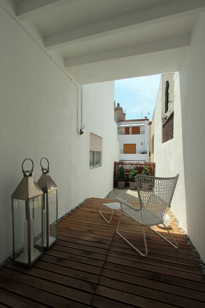 PISO TORRENT MATARÓ, Lara Pujol | Interiorismo & Proyectos de diseño Lara Pujol | Interiorismo & Proyectos de diseño Mediterranean style balcony, veranda & terrace