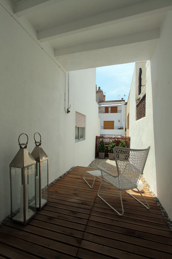 PISO TORRENT MATARÓ, Lara Pujol | Interiorismo & Proyectos de diseño Lara Pujol | Interiorismo & Proyectos de diseño Mediterranean style balcony, veranda & terrace