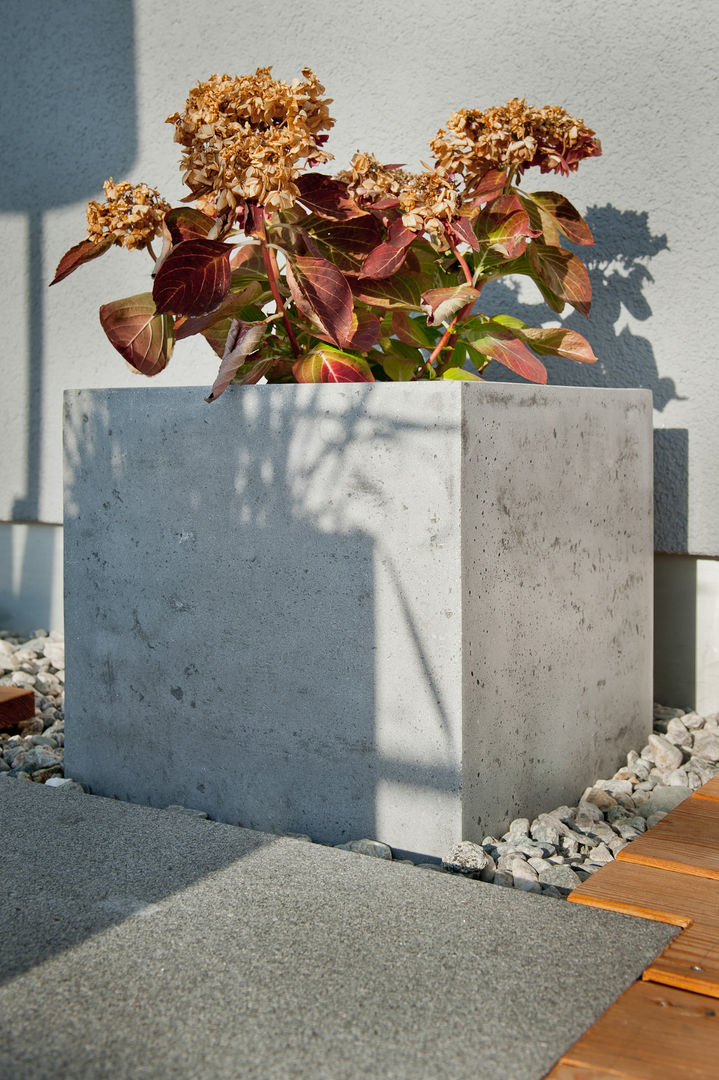 Blumenkübel Beton und Sandstein, plantershop plantershop インダストリアルな 庭 植木鉢＆花瓶