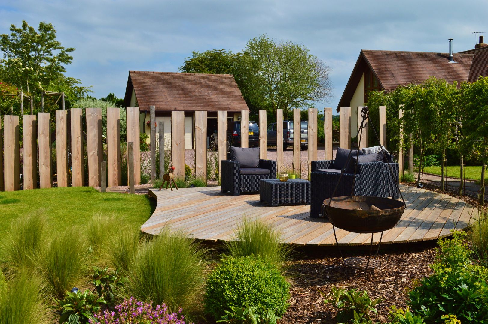 Traditional Garden - Decked Seating Area and Vertical Wooden Screening Unique Landscapes Wiejski ogród