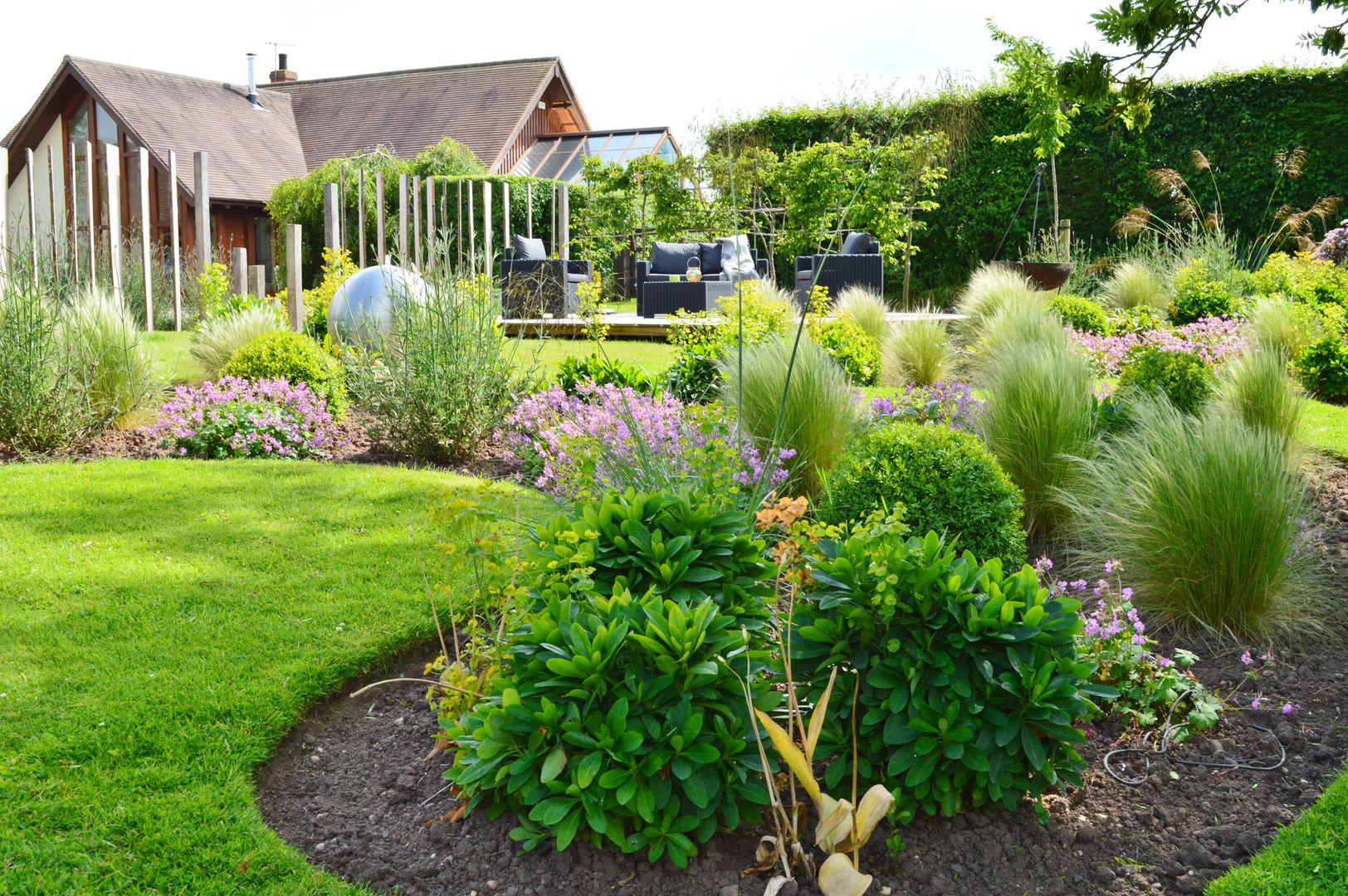 Traditional Garden - Decked Seating Area Unique Landscapes Сад