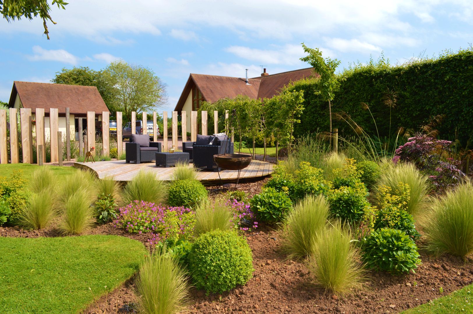 Traditional Garden - Decked Seating Area and Vertical Wooden Screening Unique Landscapes Country style garden