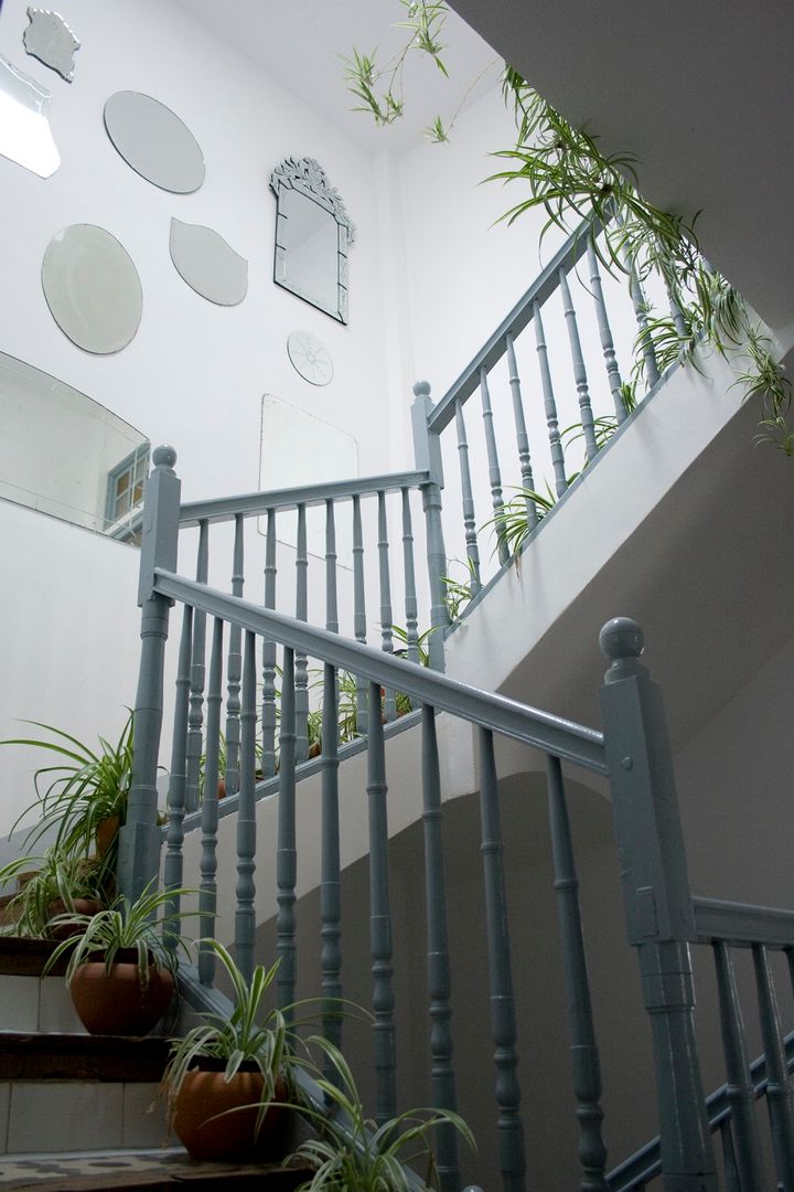 Decoración de Interiores estilo Mediterraneo, Casa Josephine Casa Josephine Mediterranean corridor, hallway & stairs