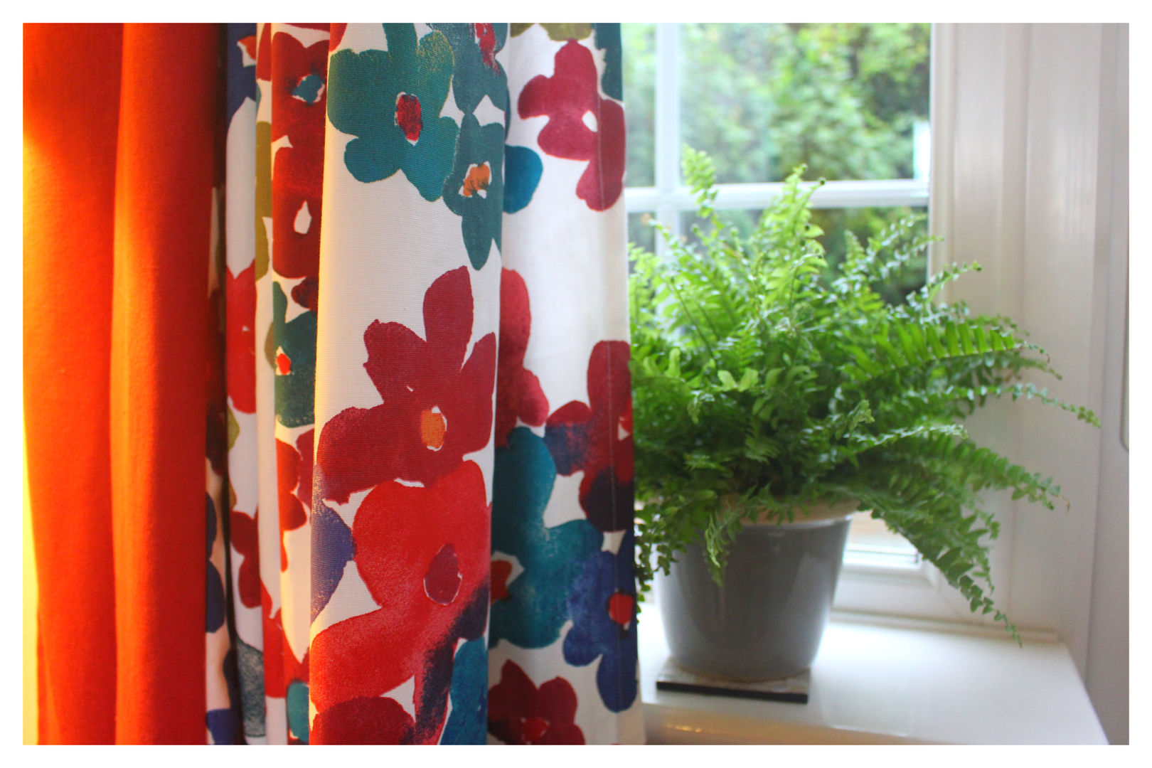 Hand made, made-to-measure curtains. Crow's Nest Interiors 스칸디나비아 거실 액세서리 & 장식