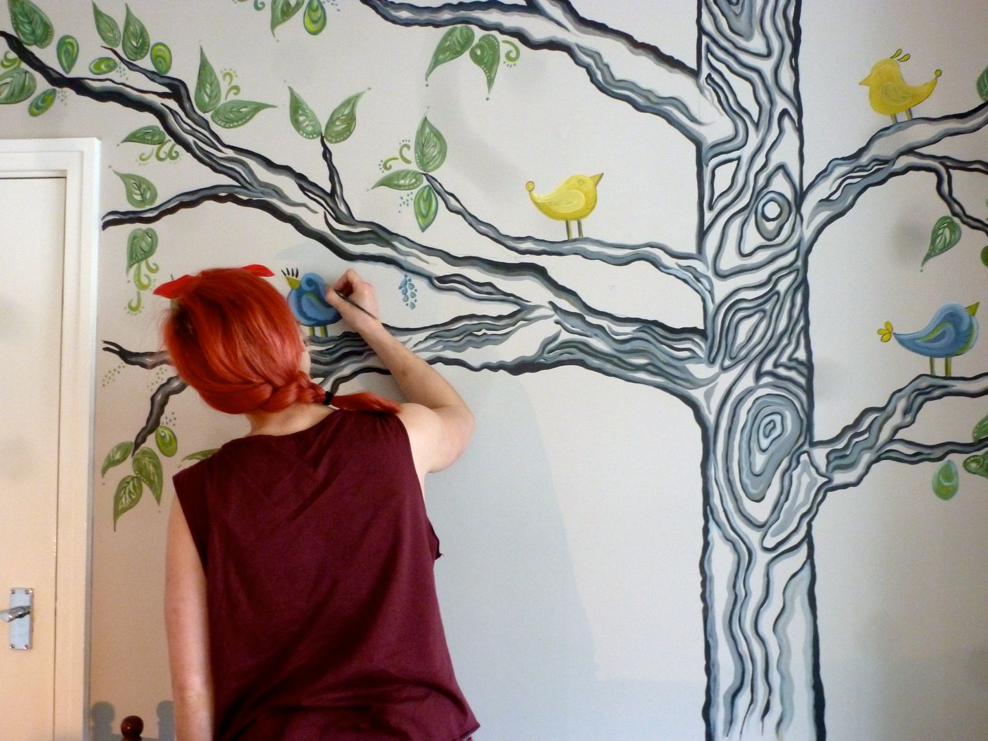 Wall mural painting. Crow's Nest Interiors 北欧デザインの リビング