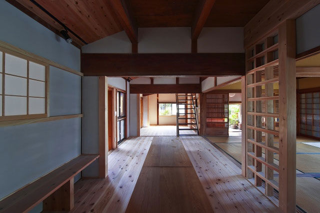 居間・納戸(After)／photo:Tada Yuko: 田村真一建築設計事務所が手掛けたクラシックです。,クラシック