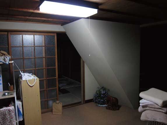 階段(Before)／photo:Tada Yuko: 田村真一建築設計事務所が手掛けたクラシックです。,クラシック