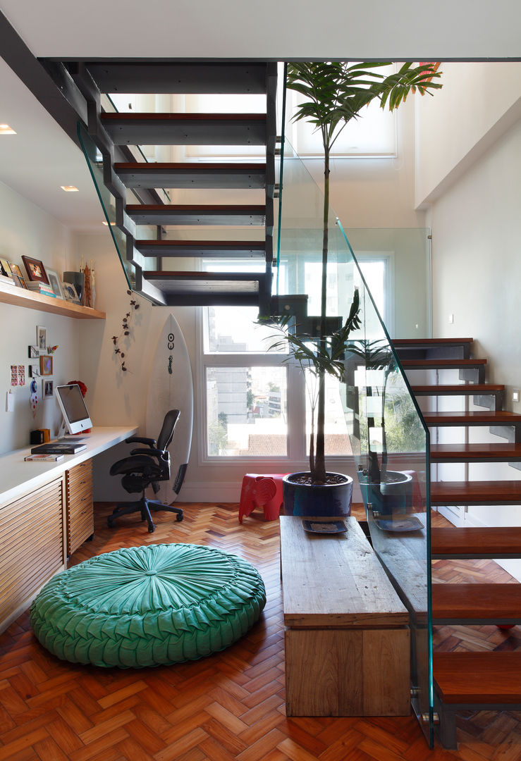 Cobertura Leblon , Escala Arquitetura Escala Arquitetura Eclectic style corridor, hallway & stairs