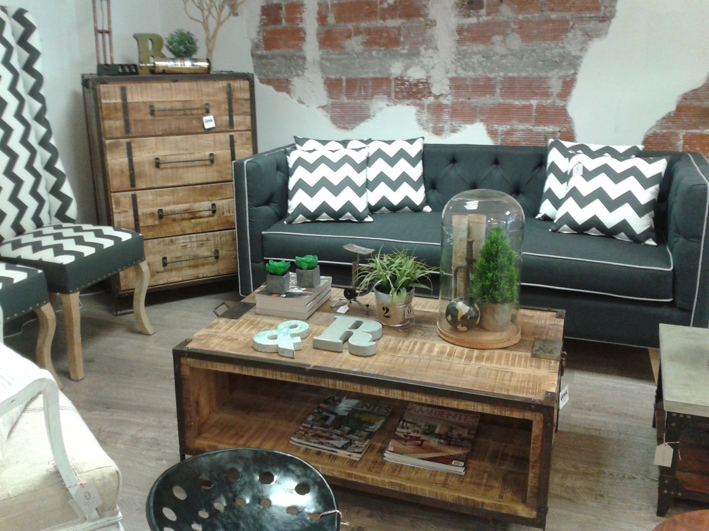 Sala de estilo vintage e industrial., Noelia Ünik Designs Noelia Ünik Designs Endüstriyel Oturma Odası Kenar Masa & Tablaları