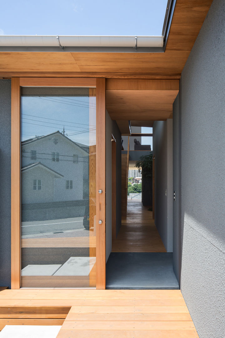 alley, 建築設計事務所SAI工房 建築設計事務所SAI工房 Modern Corridor, Hallway and Staircase