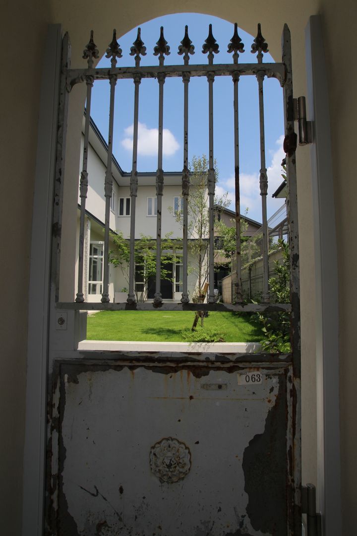 Antique Gate House, Sakurayama-Architect-Design Sakurayama-Architect-Design Classic style windows & doors