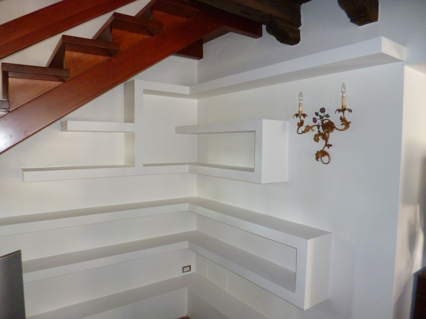 librerie, parapetti in cartongesso e pitture texurizzate, Dipinture Valeri snc Dipinture Valeri snc Classic style corridor, hallway and stairs Accessories & decoration