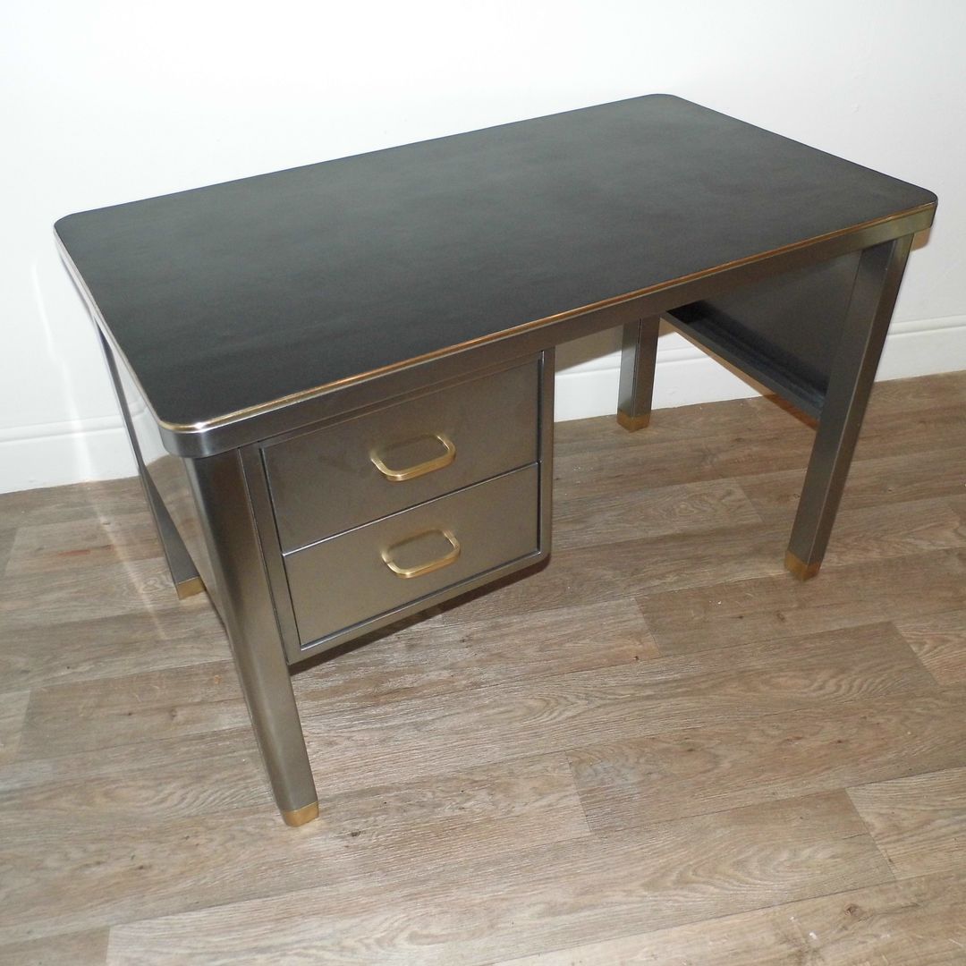 Vintage Industrial Desk, Travers Antiques Travers Antiques 書房/辦公室 桌子