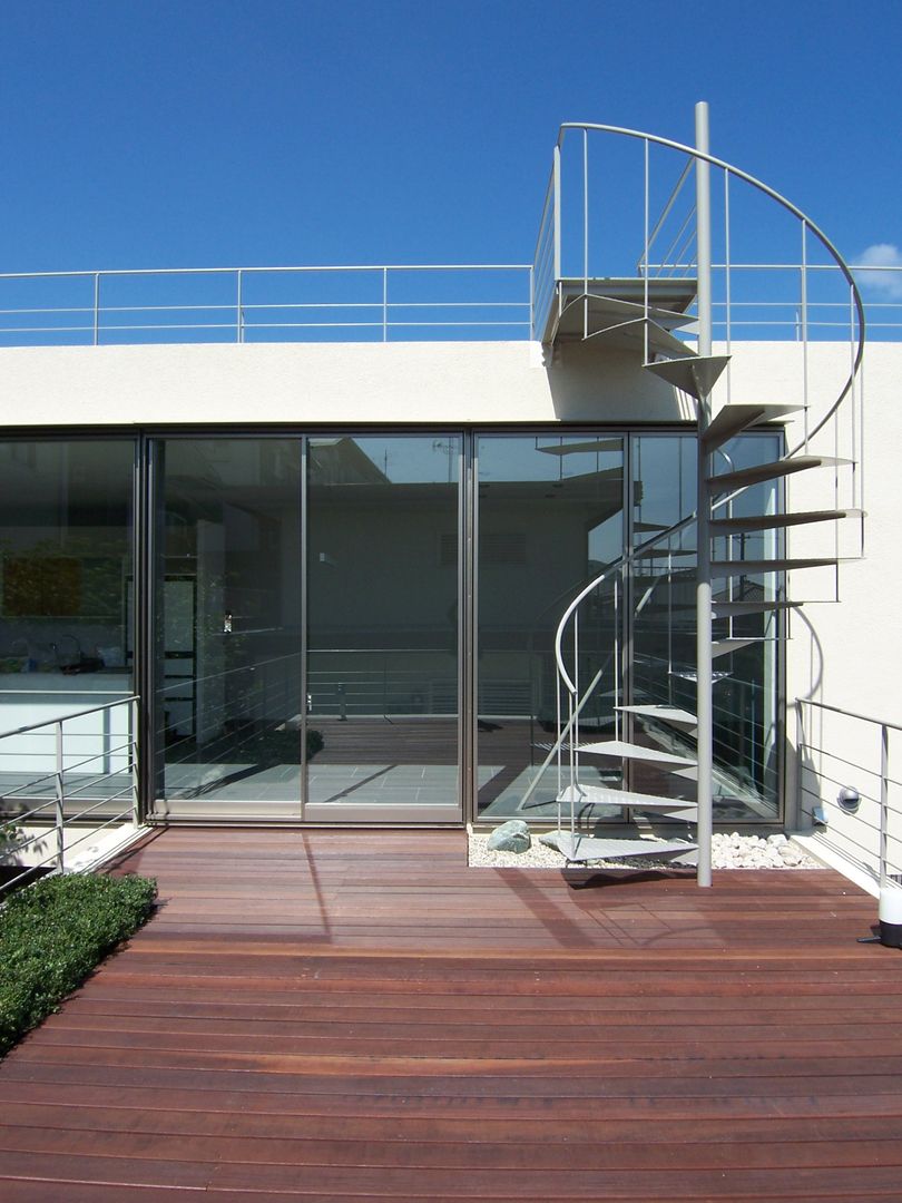 ., 株式会社 コンパス建築工房 株式会社 コンパス建築工房 Modern balcony, veranda & terrace