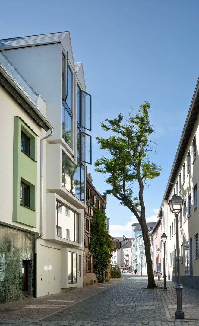 Paradiesgasse Marie-Theres Deutsch Architekten BDA Moderne Häuser Himmel,Gebäude,Fenster,Azurblau,Infrastruktur,Haus,Urban design,Nachbarschaft,Baum,Straßenbelag