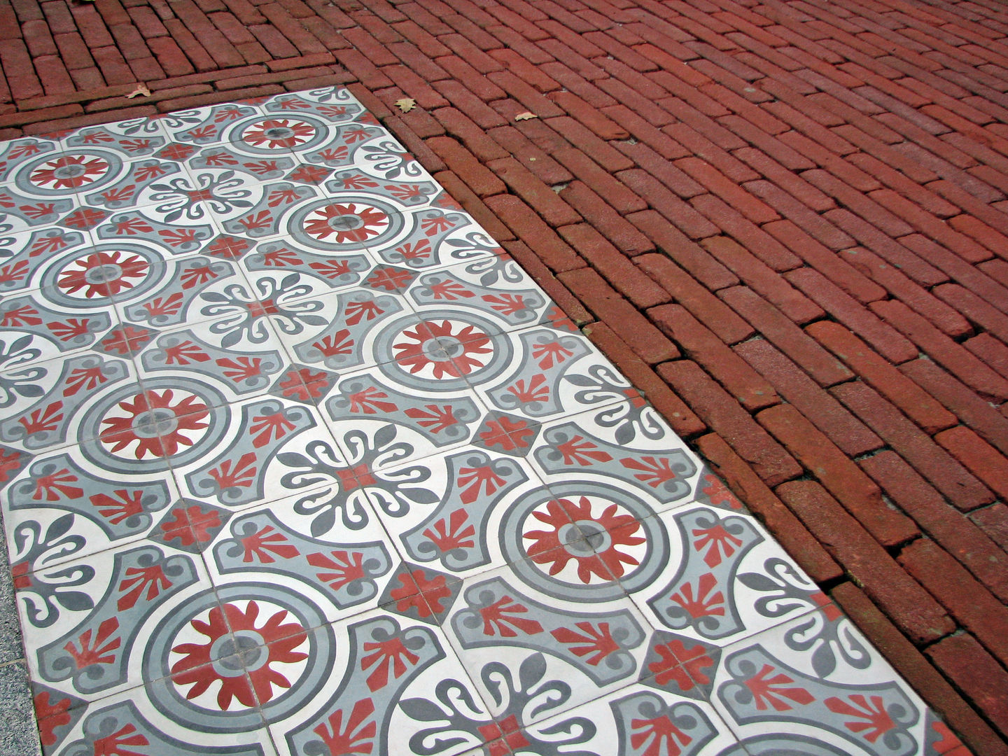 Encaustic Cement Tiles with Endless Pattern Combination, Original Features Original Features Paredes y pisos mediterráneos Azulejos y cerámicos