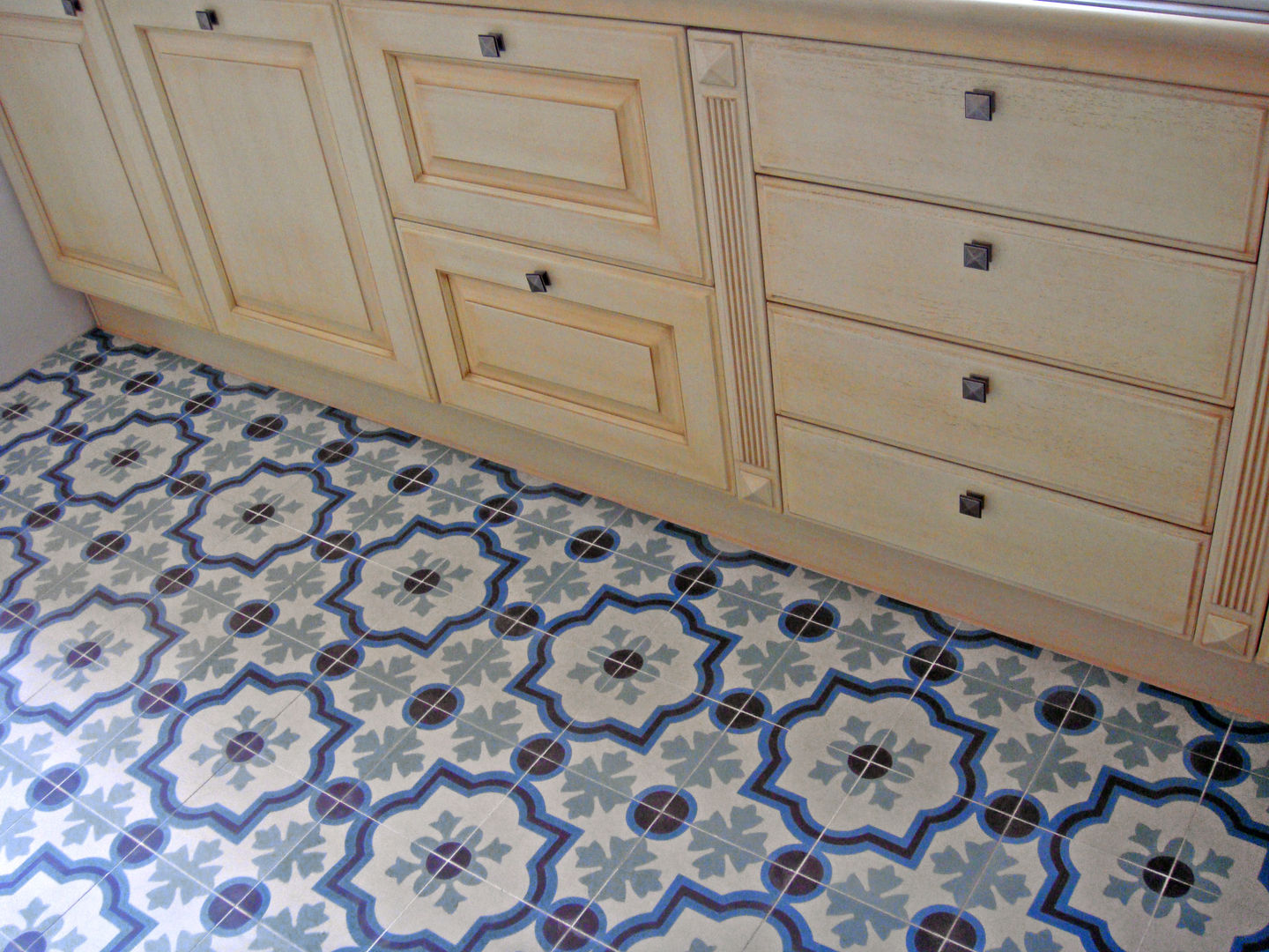 Encaustic Cement Tiles with Endless Pattern Combination, Original Features Original Features Paredes y pisos de estilo mediterráneo Baldosas y azulejos