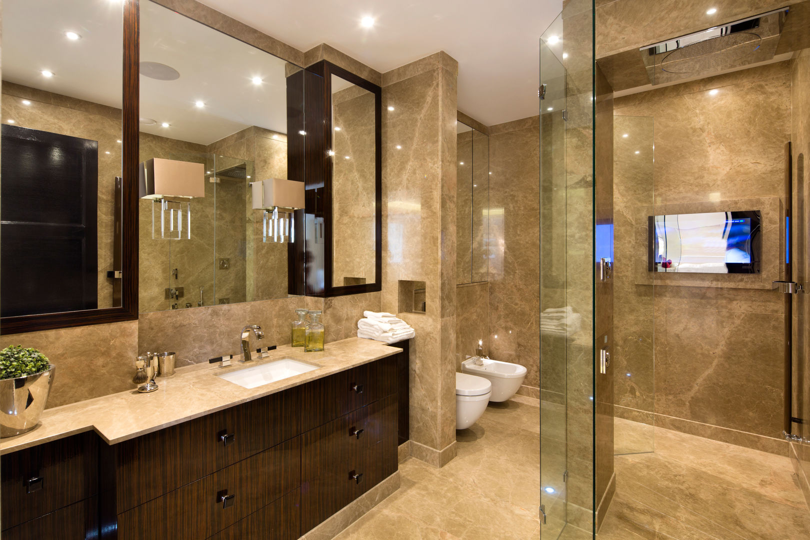 Fairways at the Bishops Avenue, Celia Sawyer Luxury Interiors Celia Sawyer Luxury Interiors Modern bathroom