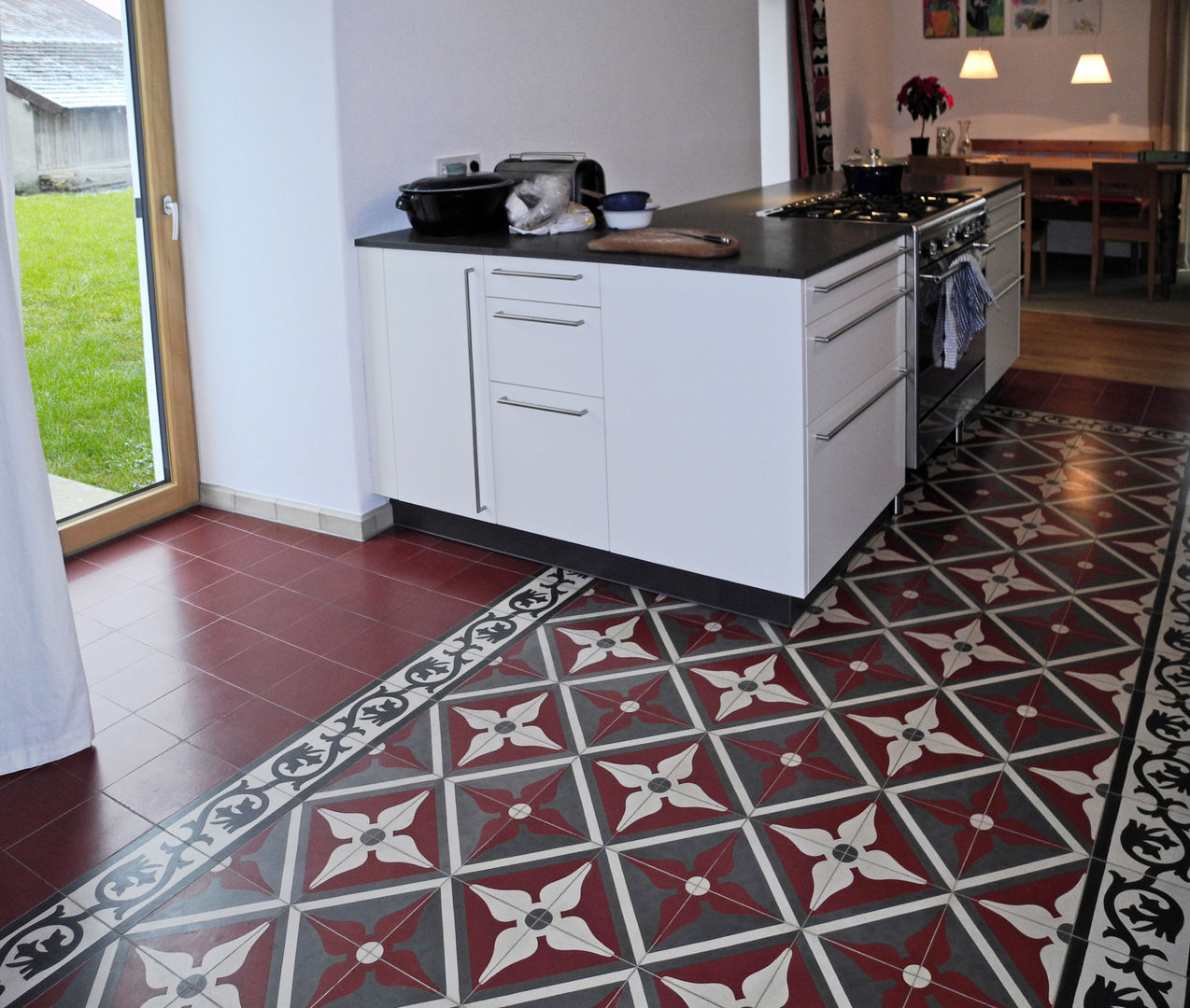 Encaustic Cement Tiles with Endless Pattern Combination, Original Features Original Features جدران Tiles