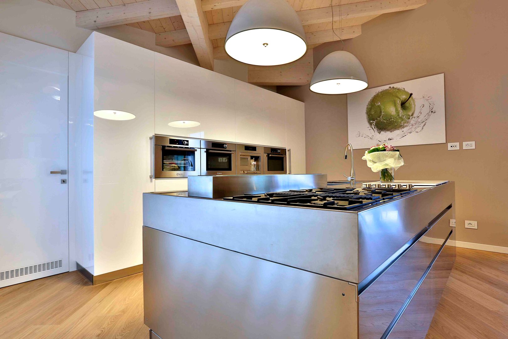 Villa in legno homify Cucina in stile classico Legno Effetto legno bioedilizia