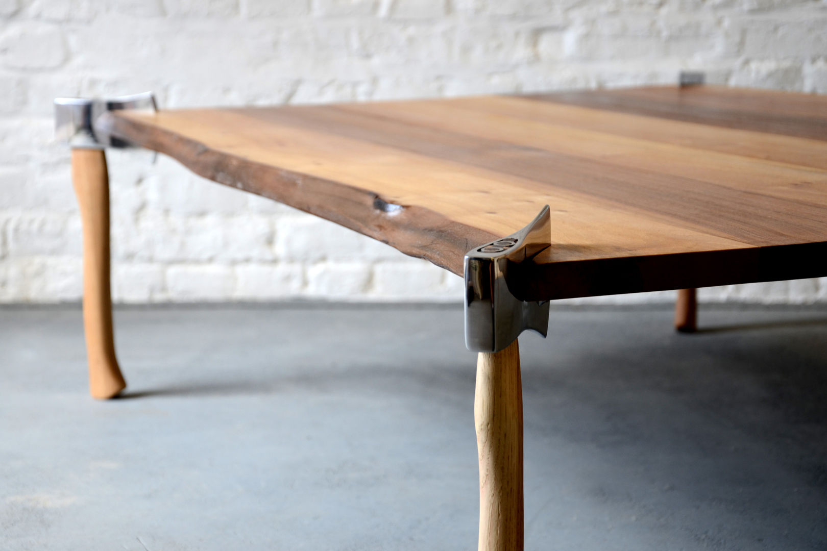 WOODSMAN AXE TABLE Duffy London Nhà phong cách chiết trung