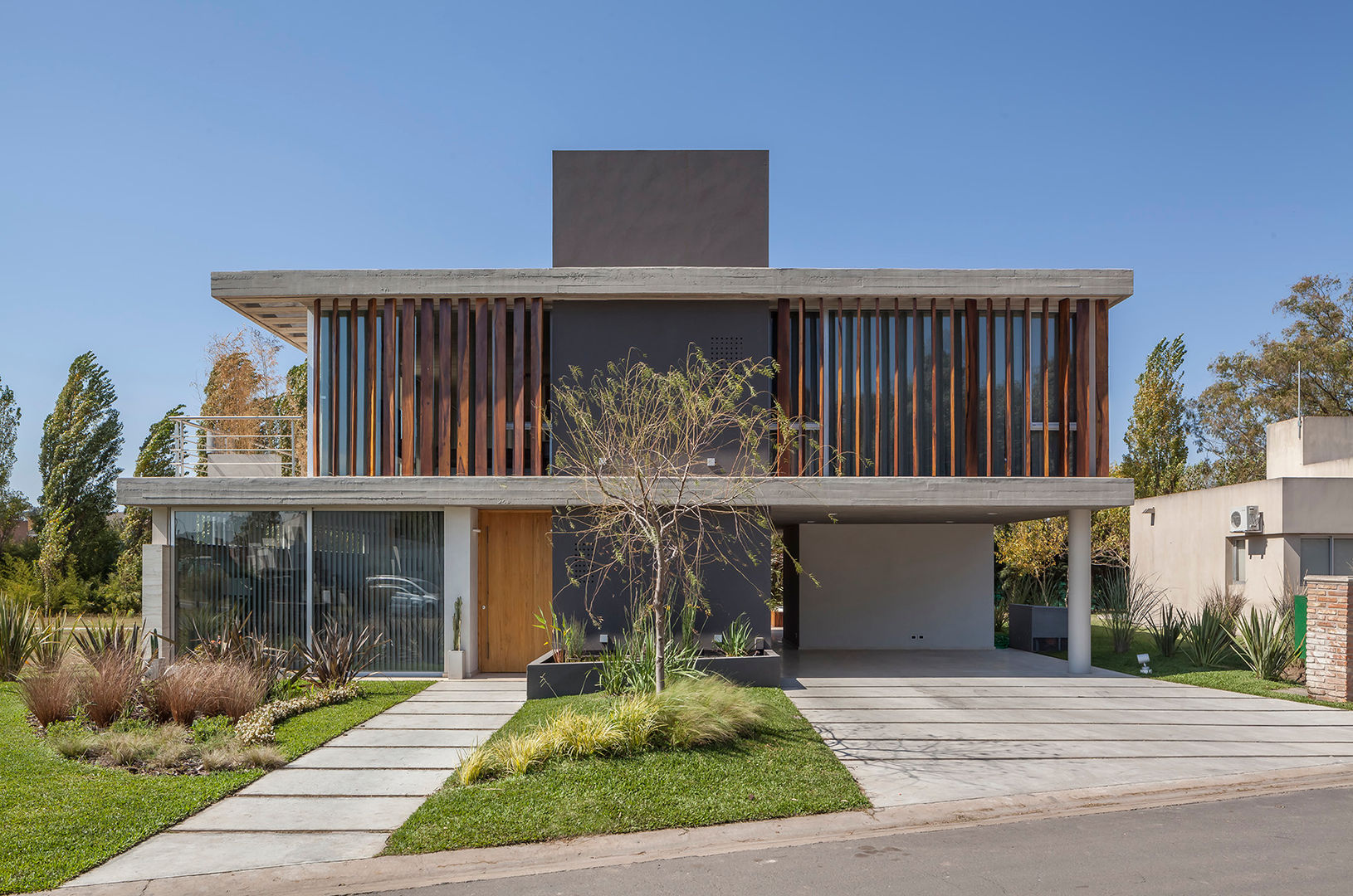 CASA HARAS, ESTUDIO GEYA ESTUDIO GEYA Modern houses