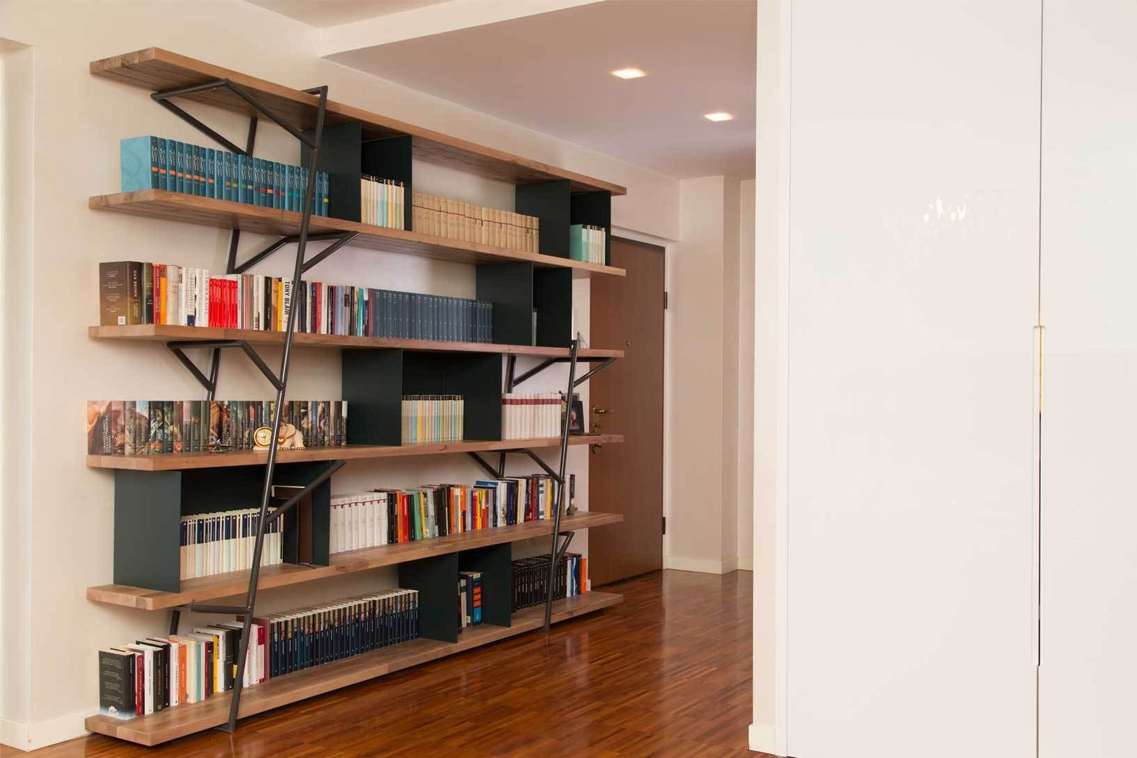 ​LOGSHELF, LI-VING design ideas LI-VING design ideas Ruang Keluarga Modern Shelves