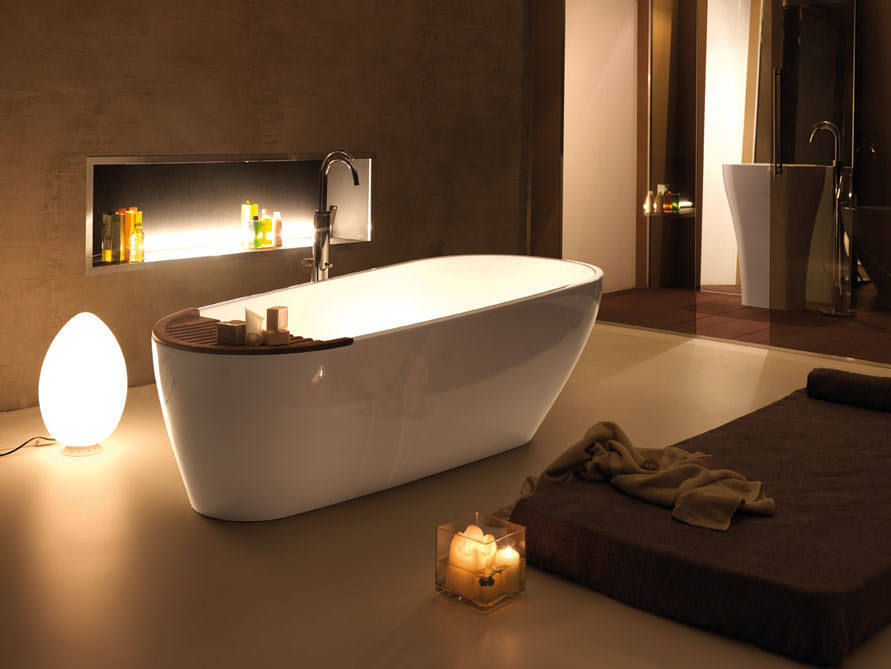 Bädermax freistehende Badewanen aus Mineralguss, Maxxwell AG Maxxwell AG Modern style bathrooms Bathtubs & showers