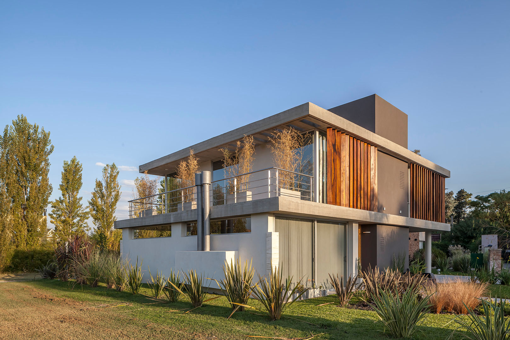 CASA HARAS, ESTUDIO GEYA ESTUDIO GEYA Modern Evler