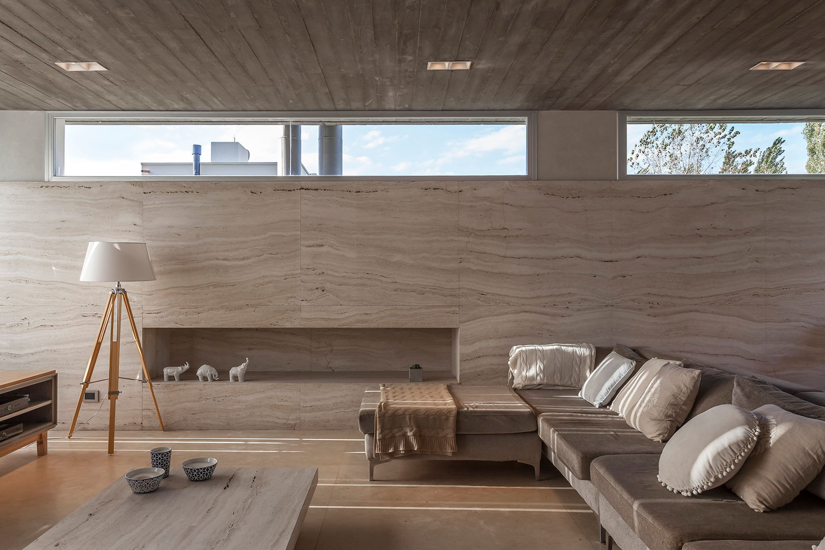 CASA HARAS: Stile moderno e minimalista con il tocco del legno, ESTUDIO GEYA ESTUDIO GEYA Soggiorno moderno