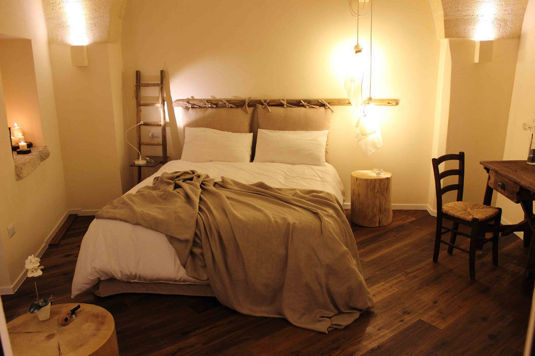 FondoVito B&B, FRANCESCO CARDANO Interior designer FRANCESCO CARDANO Interior designer Camera da letto in stile rustico Mobilia,Proprietà,Comfort,Luce,Edificio,Di legno,Illuminazione,Telaio del letto,Tessile,Lampada