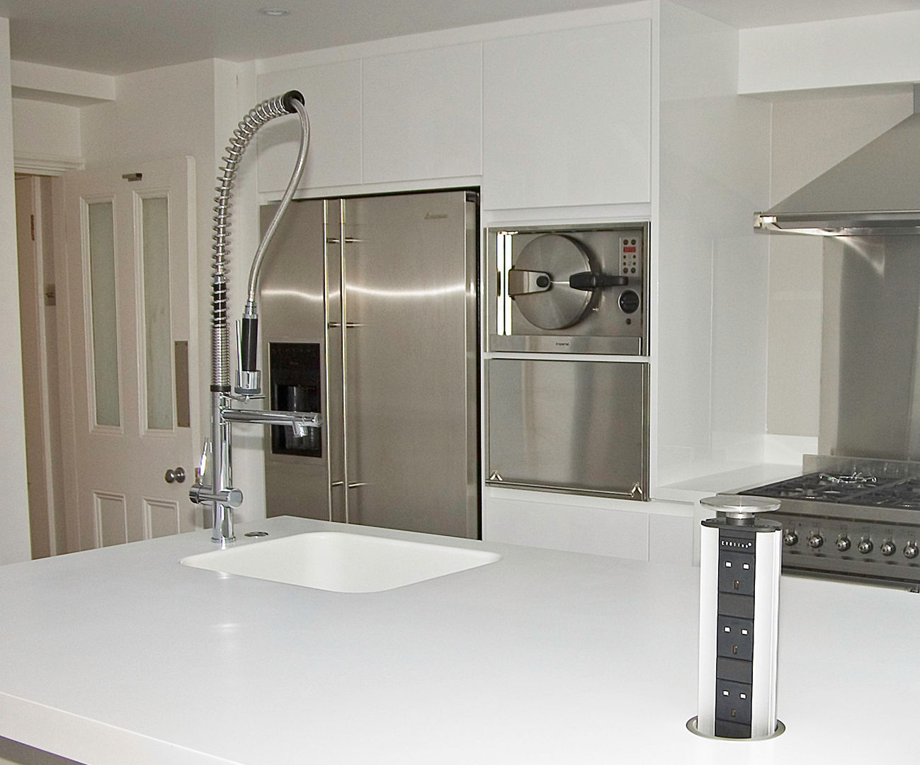 White gloss kitchen with Corian worktops Greengage Interiors ห้องครัว Amana,Imperial,Corian