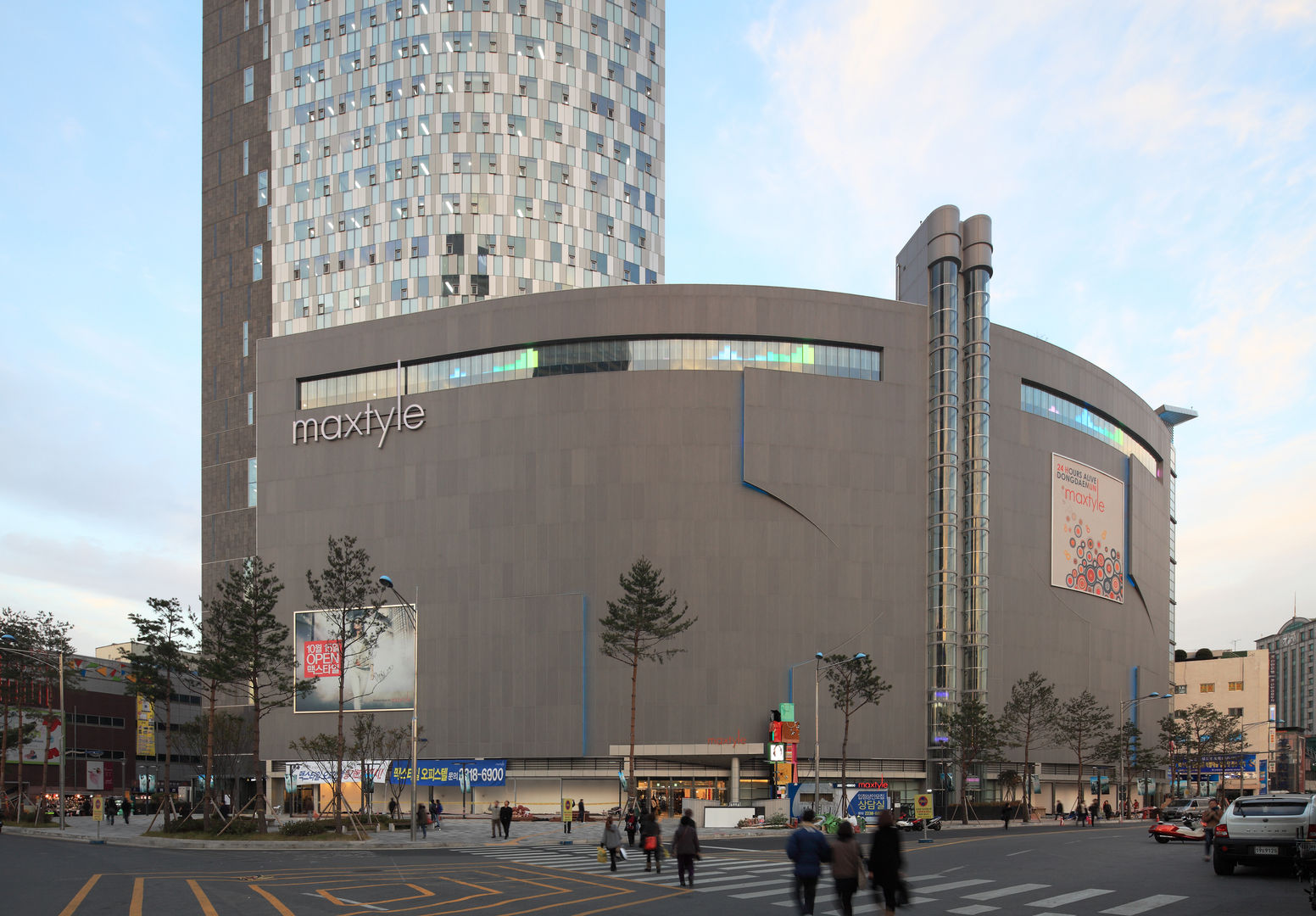 Neolith Facade: Maxtyle, Shopping Mall NEOLITH by TheSize Espacios