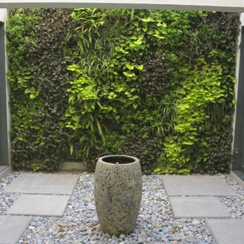 Green walls, CONILLAS - exteriors CONILLAS - exteriors 地中海風 庭 アクセサリー＆デコレーション