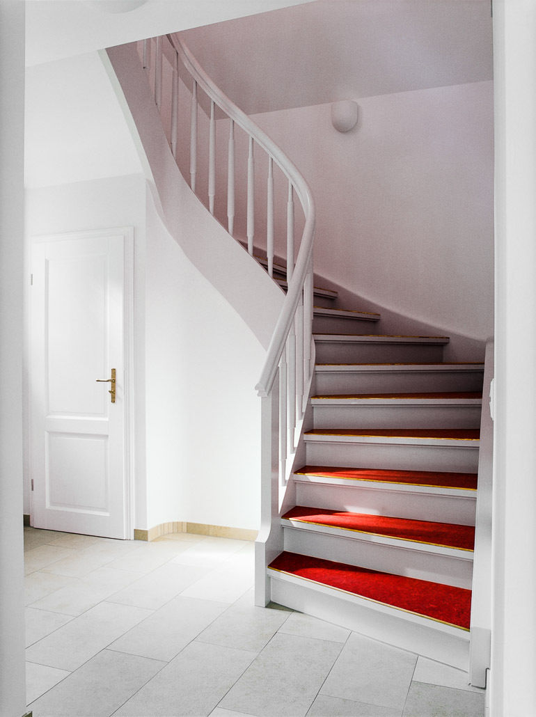 Weiße Treppe mit rotem Linoleum, Daniel Beutler Treppenbau Daniel Beutler Treppenbau Stairs Stairs