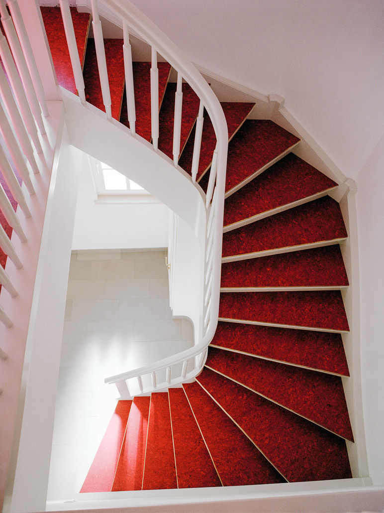 Weiße Treppe mit rotem Linoleum, Daniel Beutler Treppenbau Daniel Beutler Treppenbau درج Stairs
