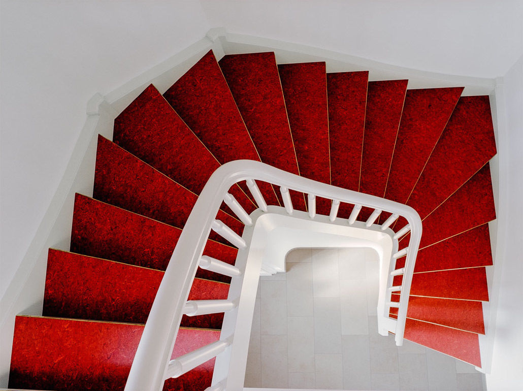 Weiße Treppe mit rotem Linoleum, Daniel Beutler Treppenbau Daniel Beutler Treppenbau Escaleras Escaleras