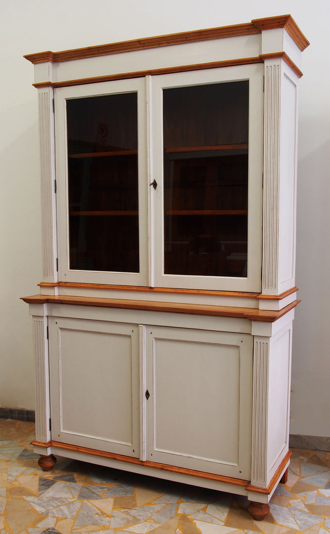 homify Classic style study/office Cupboards & shelving