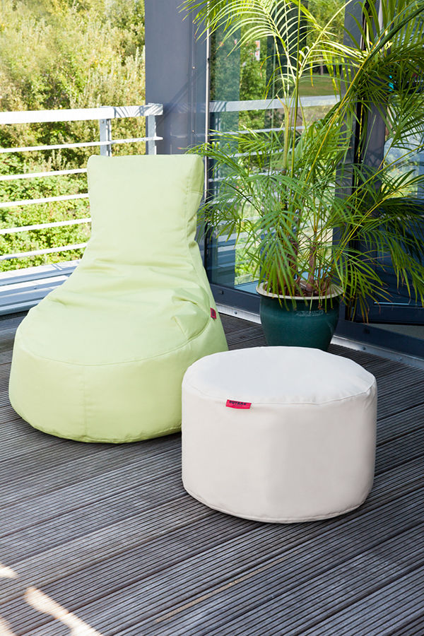 OUTBAG - Outdoor Beanbags - (Sitzsäcke), Global Bedding GmbH & Co.KG Global Bedding GmbH & Co.KG Balcones y terrazas modernos Sintético Marrón Mobiliario