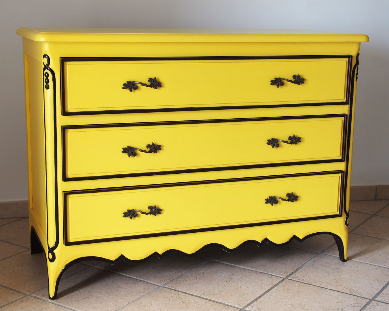 Chest of drawers homify Classic style bedroom Wardrobes & closets